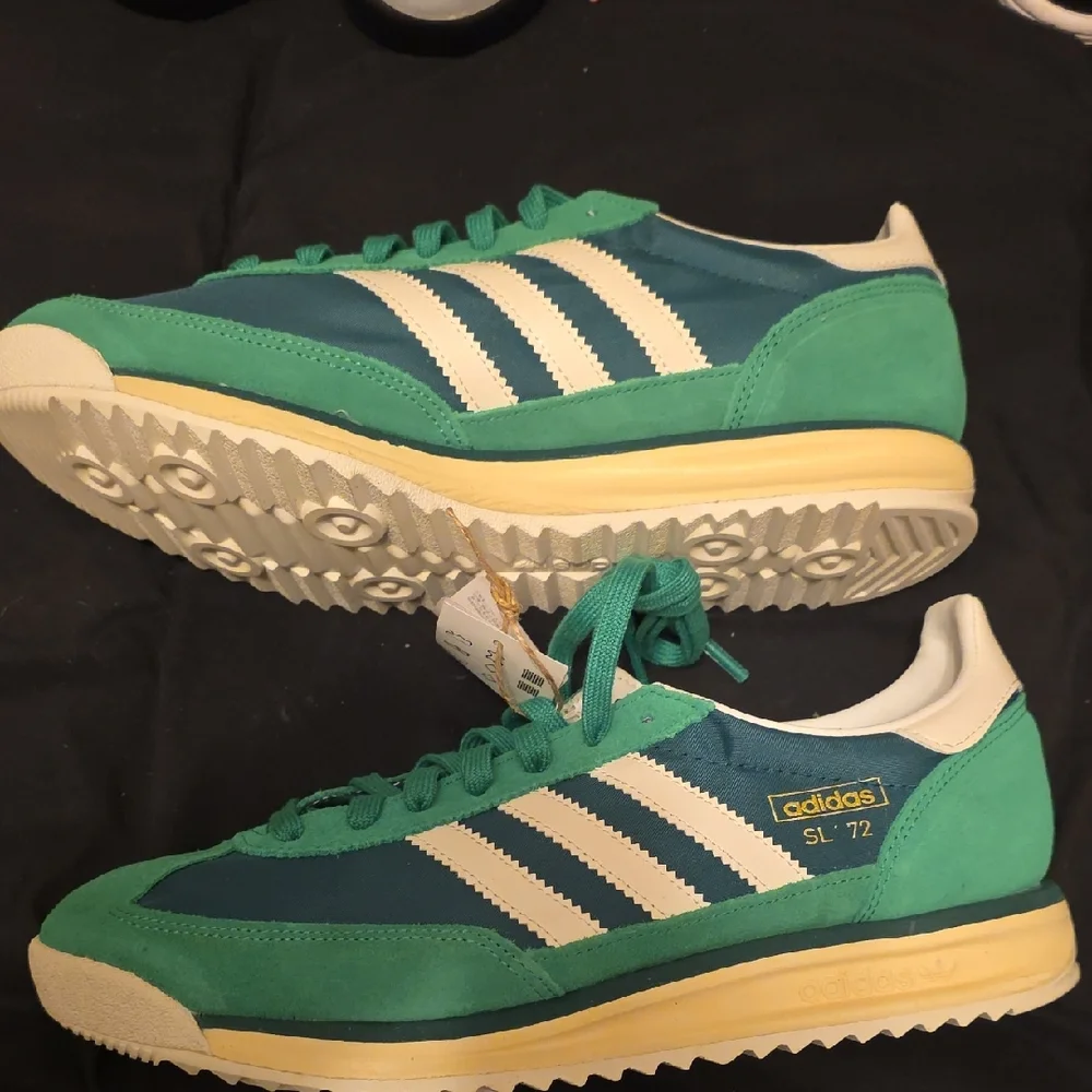 adidas Men’s Green Retro Runner Sneakers with Cream Stripes - Picture 2 of 3